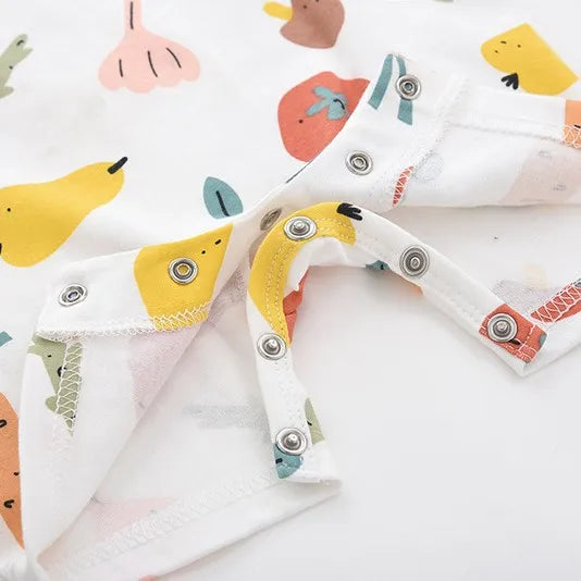 Strampler mit Hasen-Print und Druckknopfverschluss für Neugeborene