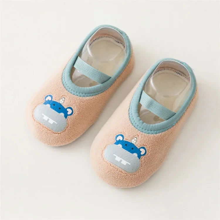 Zapatos antideslizantes de dibujos animados para bebés y niñas, zapatillas de invierno para interior y exterior, primeros zapatos para caminar para bebés con suela de goma