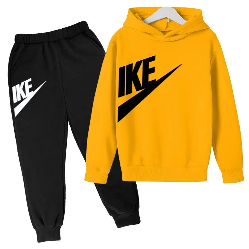 The Latest Autumn and Winter Clothing for Boys and Girls Aged 3 to 13,including Two Sets of Sportswear, Casual Trousers and Caps