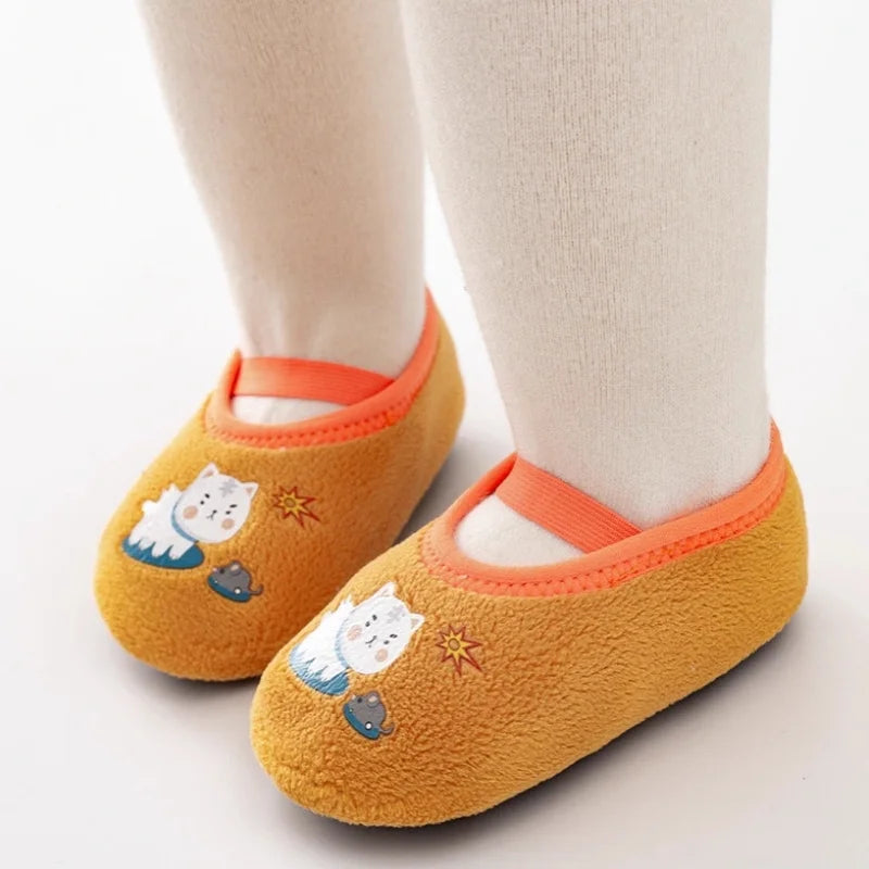 Zapatos antideslizantes de dibujos animados para bebés y niñas, zapatillas de invierno para interior y exterior, primeros zapatos para caminar para bebés con suela de goma