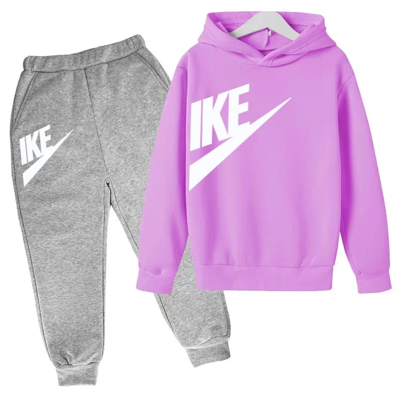 The Latest Autumn and Winter Clothing for Boys and Girls Aged 3 to 13,including Two Sets of Sportswear, Casual Trousers and Caps