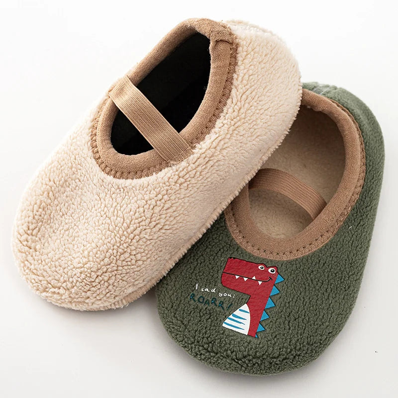 Zapatos antideslizantes de dibujos animados para bebés y niñas, zapatillas de invierno para interior y exterior, primeros zapatos para caminar para bebés con suela de goma