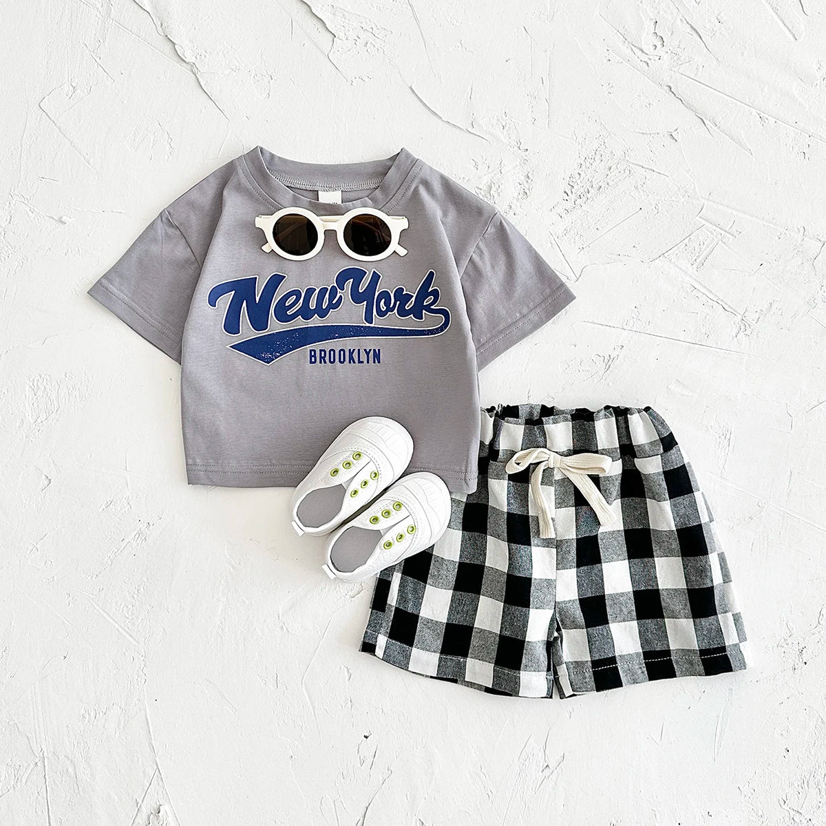 Neugeborene Babykleidung Set für Jungen und Mädchen, lässig, 2-teilig, mit Buchstaben bedrucktes Kurzarm-T-Shirt + karierte Shorts, Baby-Outfit 0-3 Jahre