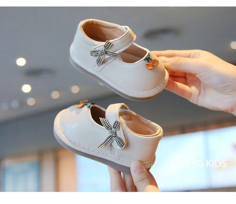 Baby Walking Shoes Round Toes Sweet Bows Girls Casual Shoes Versatile Cute 2025 New Fashion Kids Flat Shoes Soft Bottom Trendy