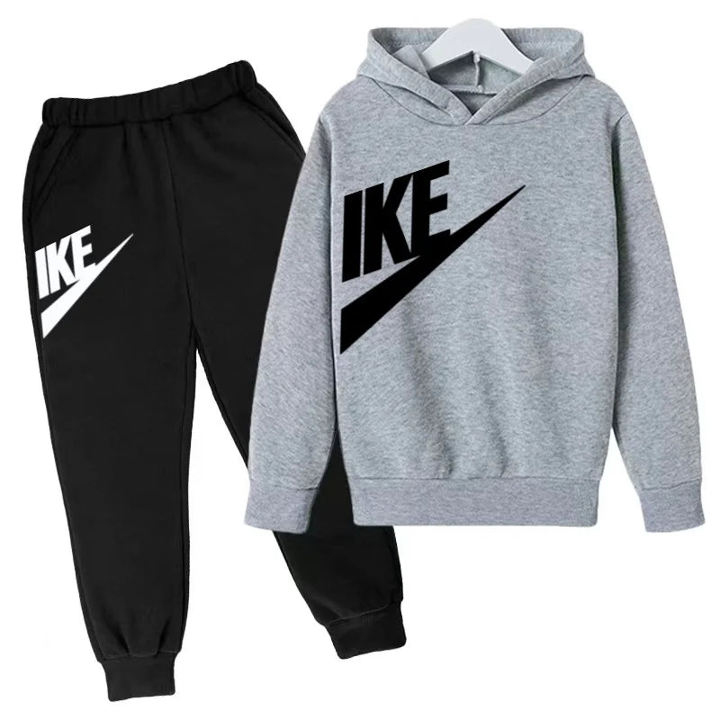 The Latest Autumn and Winter Clothing for Boys and Girls Aged 3 to 13,including Two Sets of Sportswear, Casual Trousers and Caps
