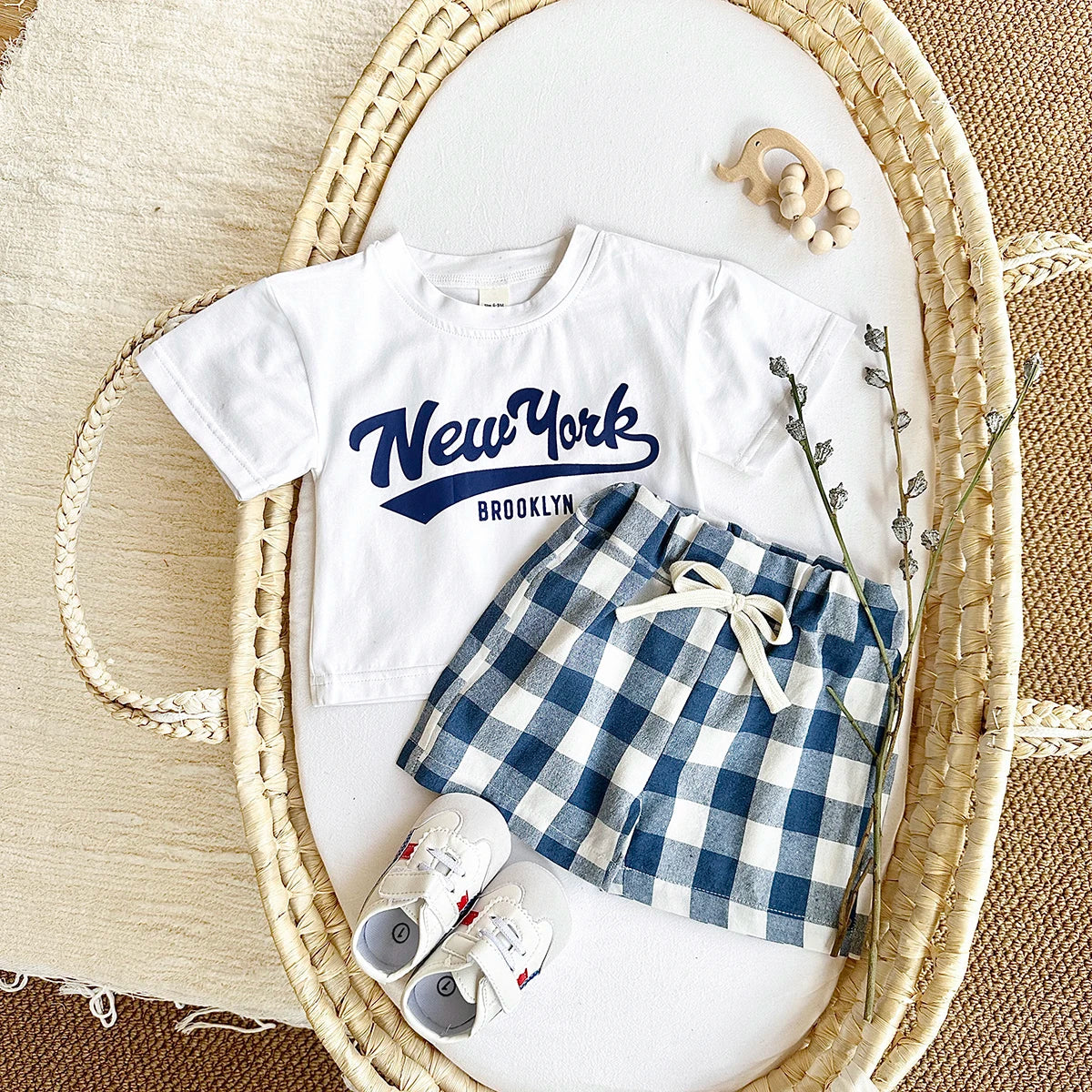 Neugeborene Babykleidung Set für Jungen und Mädchen, lässig, 2-teilig, mit Buchstaben bedrucktes Kurzarm-T-Shirt + karierte Shorts, Baby-Outfit 0-3 Jahre