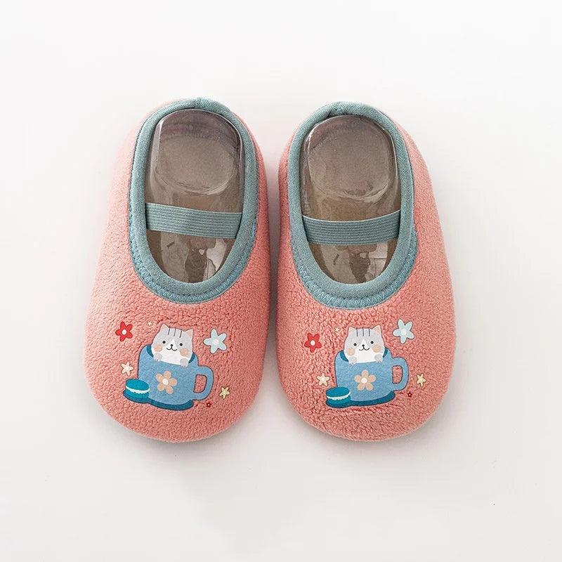 Zapatos antideslizantes de dibujos animados para bebés y niñas, zapatillas de invierno para interior y exterior, primeros zapatos para caminar para bebés con suela de goma