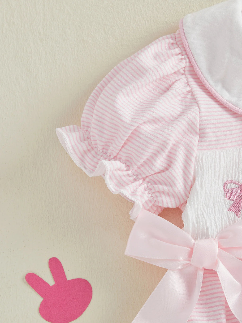 Mädchen Baby Oster-Outfit Strampler mit Hasen-Stickerei, Bubikragen und kurzen Puffärmeln, niedliche Osterkleidung
