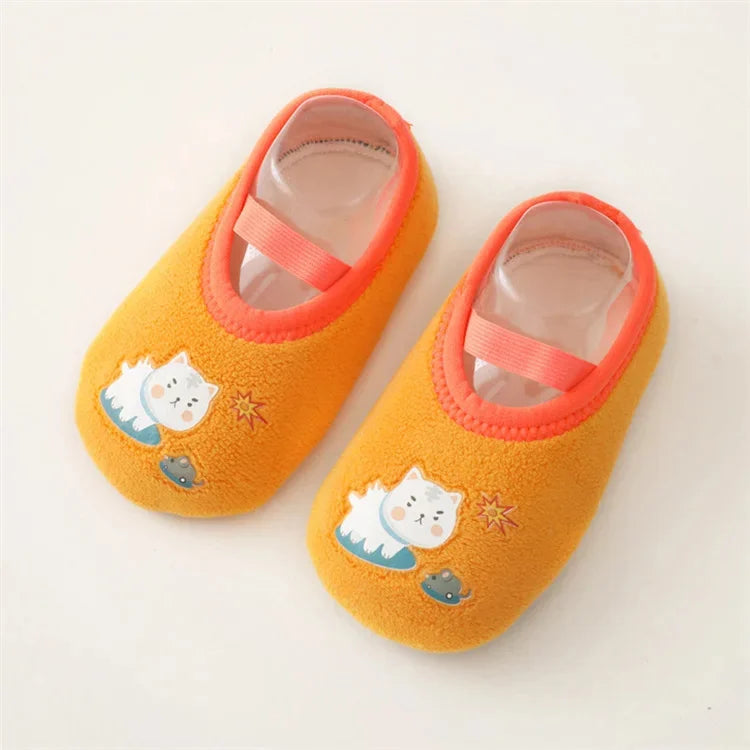 Zapatos antideslizantes de dibujos animados para bebés y niñas, zapatillas de invierno para interior y exterior, primeros zapatos para caminar para bebés con suela de goma
