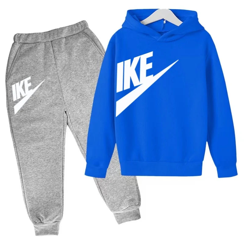 The Latest Autumn and Winter Clothing for Boys and Girls Aged 3 to 13,including Two Sets of Sportswear, Casual Trousers and Caps