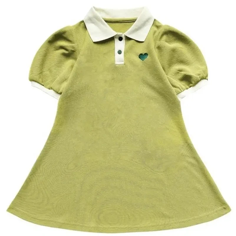 Vestido nuevo para niñas 2025, edición coreana de verano, a rayas con fresas y cuello de solapa, vestido casual para niñas de 1 a 10 años.