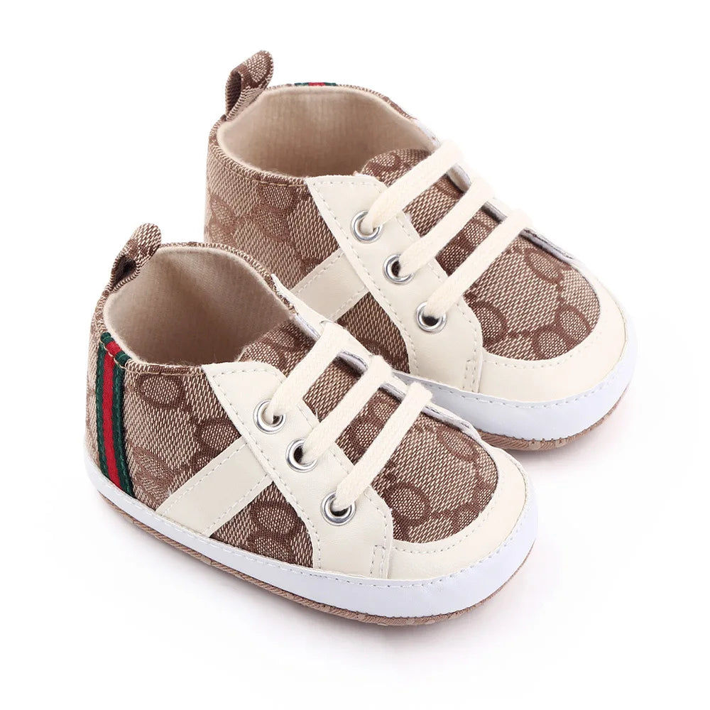 Neugeborenen-Babyschuhe Lässige High-Top-Modell Non-Slip Sneakers Jungen Weiche Sohle Rutschfeste Kleinkind-Outdoor-Schuhe Lauflernschuhe