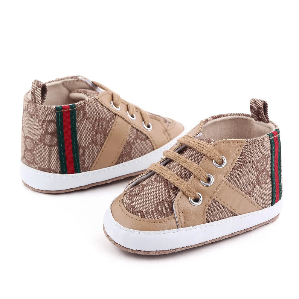 Neugeborenen-Babyschuhe Lässige High-Top-Modell Non-Slip Sneakers Jungen Weiche Sohle Rutschfeste Kleinkind-Outdoor-Schuhe Lauflernschuhe