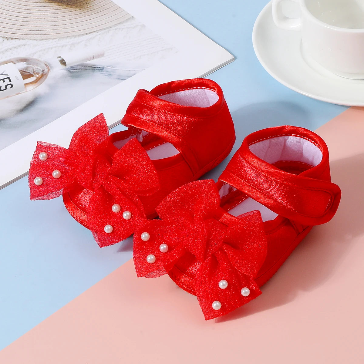 Baby non-slip learning walking shoes, cute bow design, soft flat shoes for infants, suitable for indoor parties and gatherings.