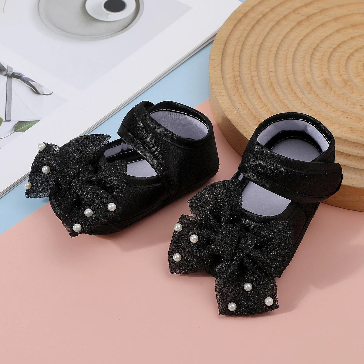 Baby non-slip learning walking shoes, cute bow design, soft flat shoes for infants, suitable for indoor parties and gatherings.