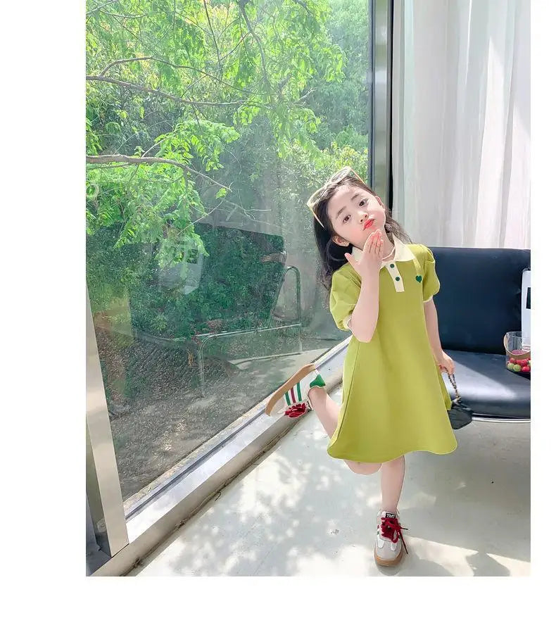 Vestido nuevo para niñas 2025, edición coreana de verano, a rayas con fresas y cuello de solapa, vestido casual para niñas de 1 a 10 años.