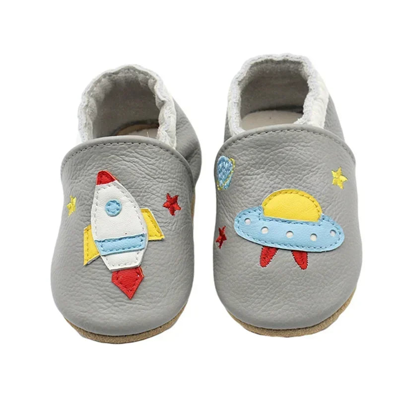 Zapatitos de bebé de piel de vaca suave, patucos para recién nacidos, para bebés, niños y niñas, mocasines pantuflas para primeros pasos.