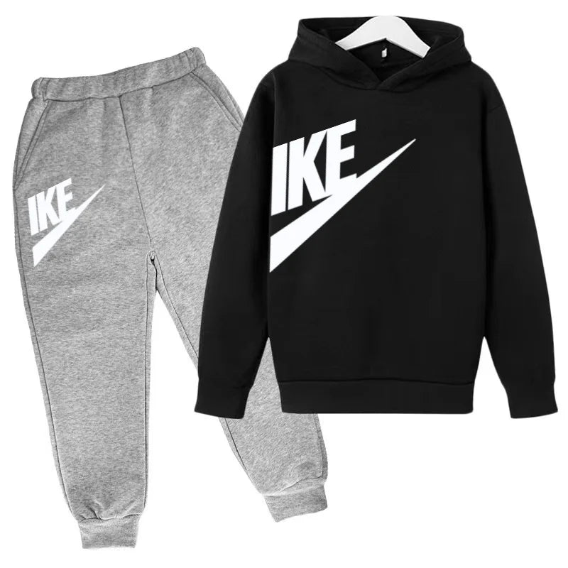 The Latest Autumn and Winter Clothing for Boys and Girls Aged 3 to 13,including Two Sets of Sportswear, Casual Trousers and Caps