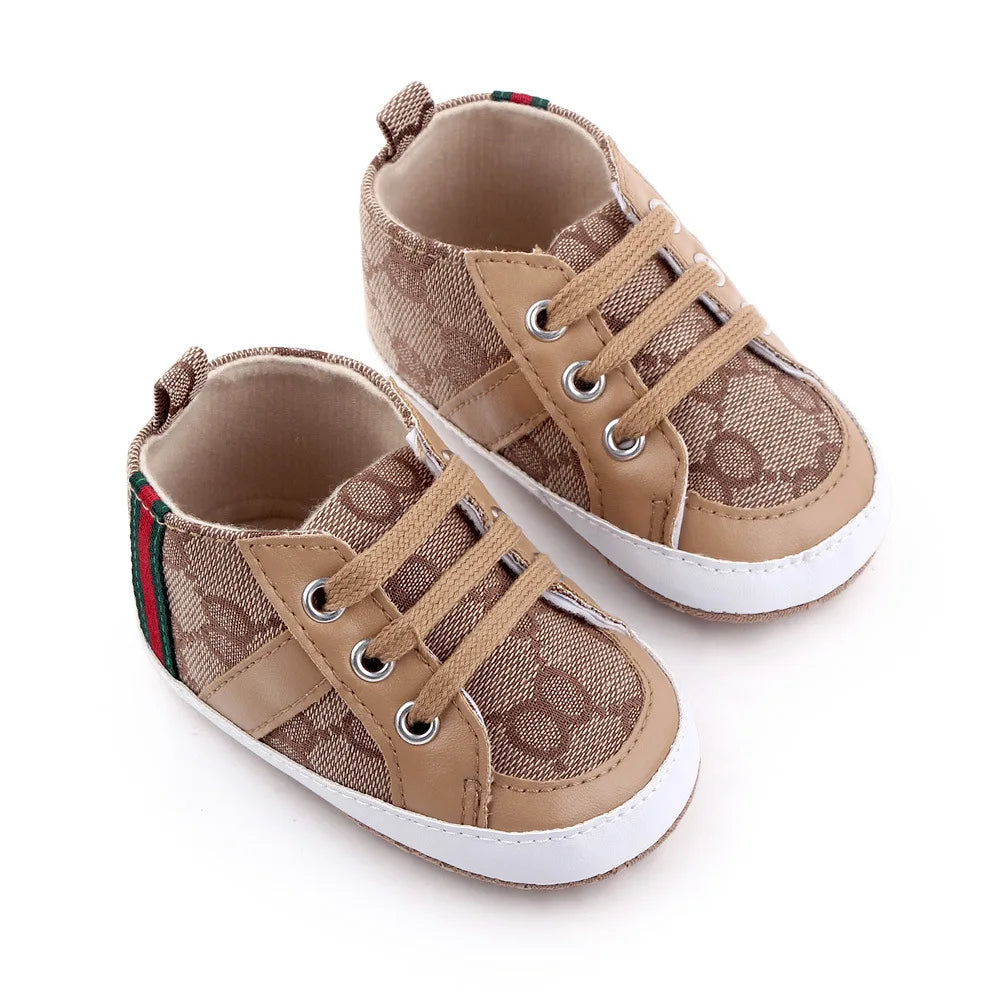 Neugeborenen-Babyschuhe Lässige High-Top-Modell Non-Slip Sneakers Jungen Weiche Sohle Rutschfeste Kleinkind-Outdoor-Schuhe Lauflernschuhe