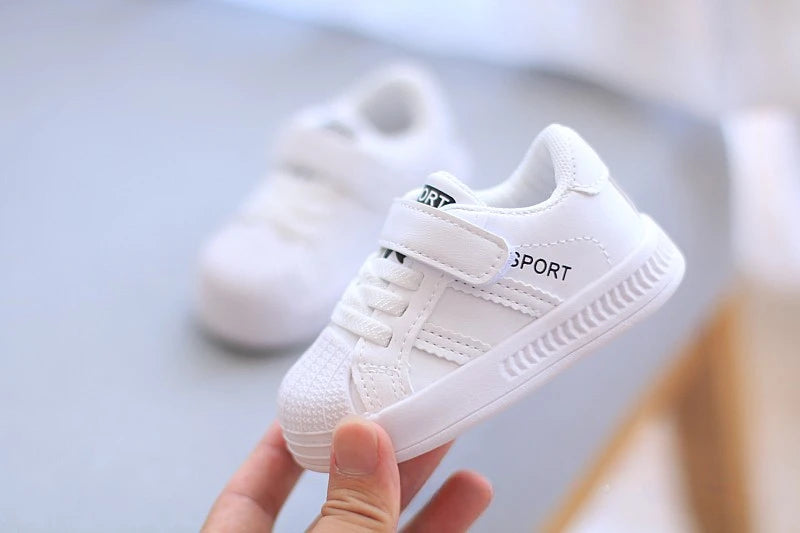 2026 autumn and winter new baby casual sports shoes for boys and girls outdoor breathable non slip comfortable walking shoes