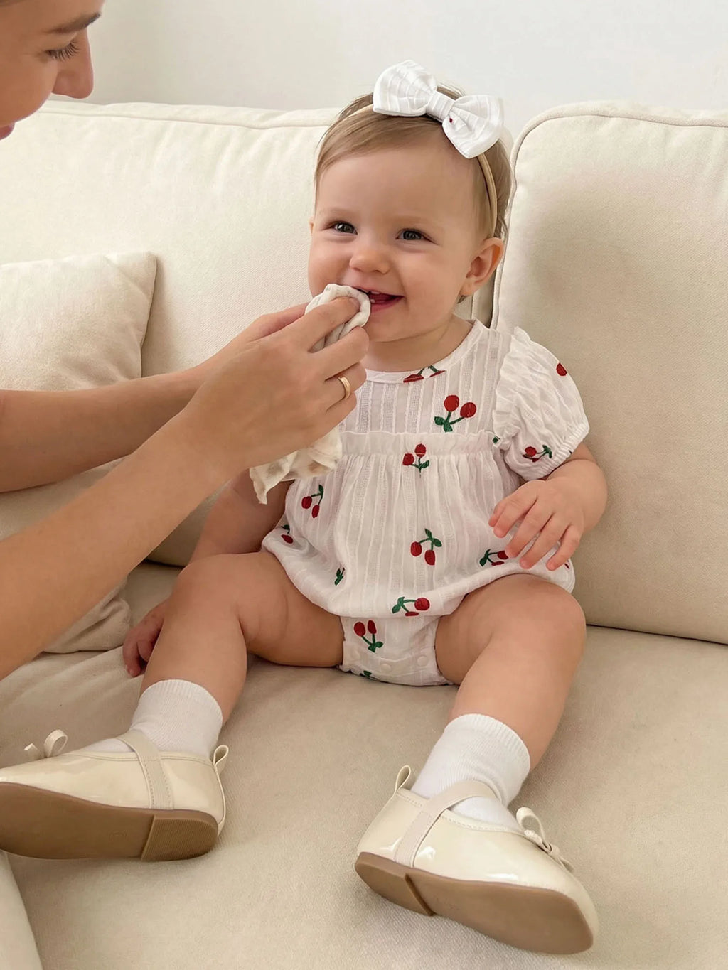 Neugeborene Baby Mädchen Sommer Bodysuit 2-teiliges Outfit Süßer Kirschdruck Rundhals Rüschen Kurzarm Strampler und Schleifen Haarband Set