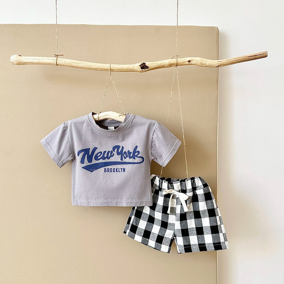 Neugeborene Babykleidung Set für Jungen und Mädchen, lässig, 2-teilig, mit Buchstaben bedrucktes Kurzarm-T-Shirt + karierte Shorts, Baby-Outfit 0-3 Jahre