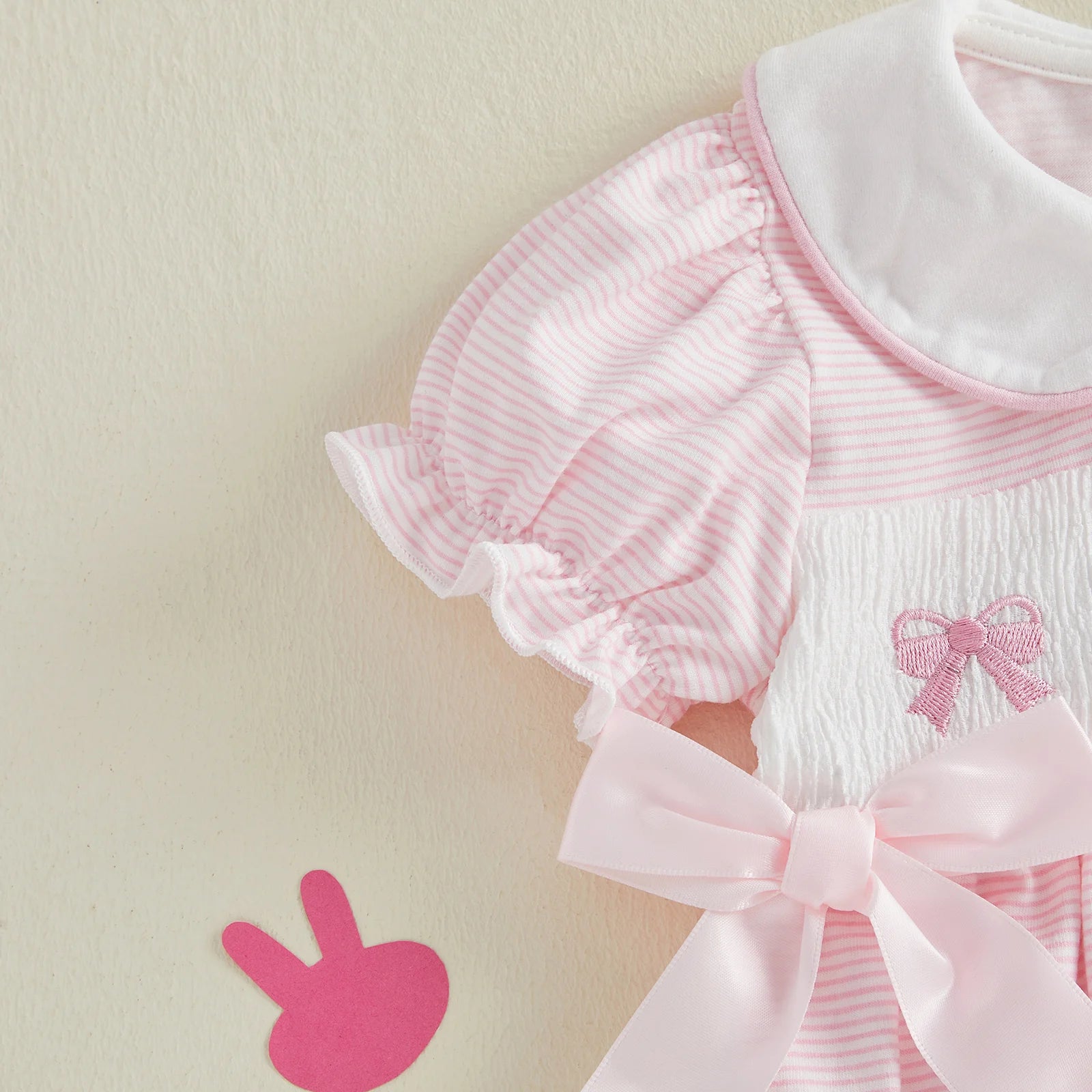 Mädchen Baby Oster-Outfit Strampler mit Hasen-Stickerei, Bubikragen und kurzen Puffärmeln, niedliche Osterkleidung