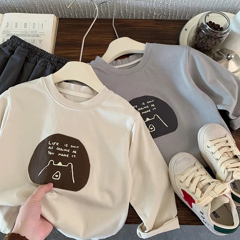 2025 Neue Herbstkleidung für Jungen mit langärmeligen Cartoon-Patch-T-Shirts Trendige Kinderbekleidung