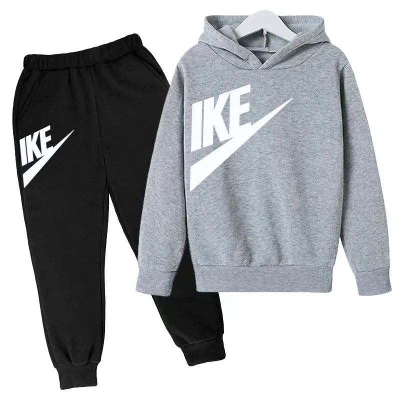The Latest Autumn and Winter Clothing for Boys and Girls Aged 3 to 13,including Two Sets of Sportswear, Casual Trousers and Caps