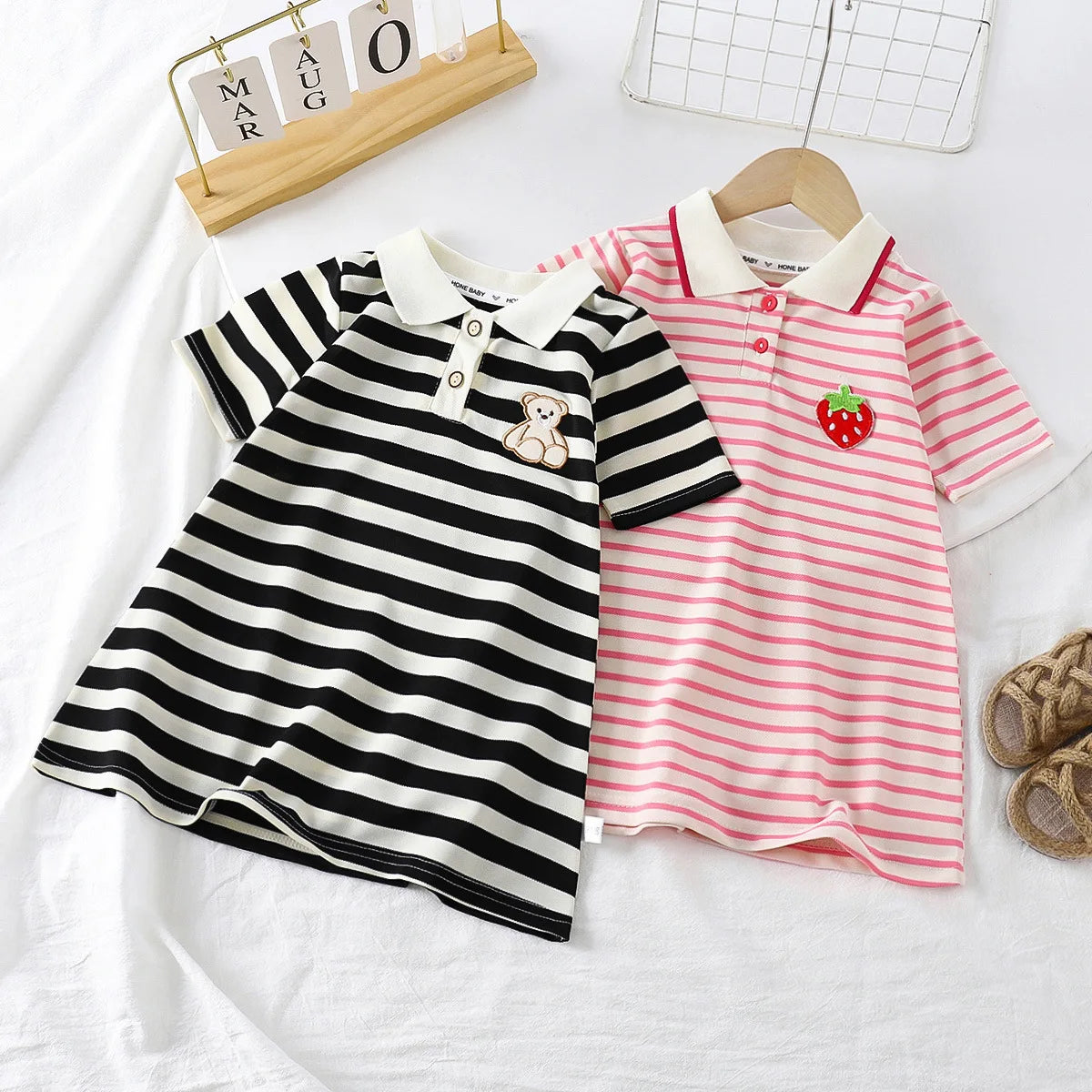 Vestido nuevo para niñas 2025, edición coreana de verano, a rayas con fresas y cuello de solapa, vestido casual para niñas de 1 a 10 años.