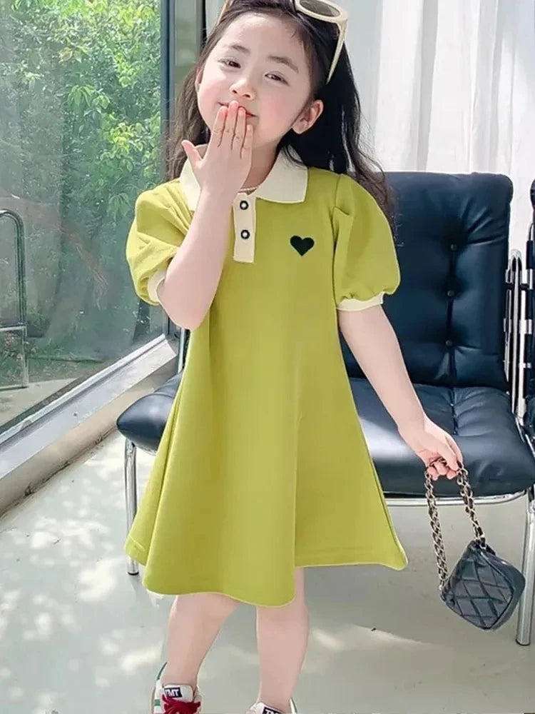 Vestido nuevo para niñas 2025, edición coreana de verano, a rayas con fresas y cuello de solapa, vestido casual para niñas de 1 a 10 años.