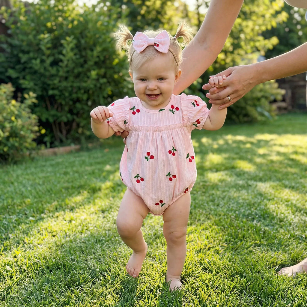 Neugeborene Baby Mädchen Sommer Bodysuit 2-teiliges Outfit Süßer Kirschdruck Rundhals Rüschen Kurzarm Strampler und Schleifen Haarband Set