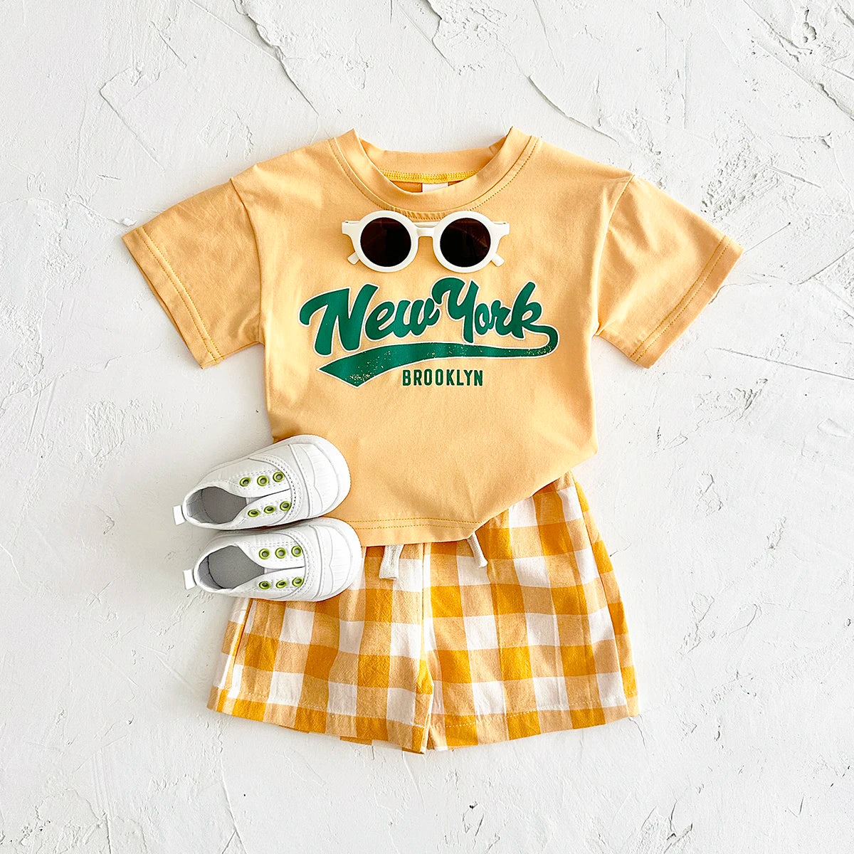 Neugeborene Babykleidung Set für Jungen und Mädchen, lässig, 2-teilig, mit Buchstaben bedrucktes Kurzarm-T-Shirt + karierte Shorts, Baby-Outfit 0-3 Jahre