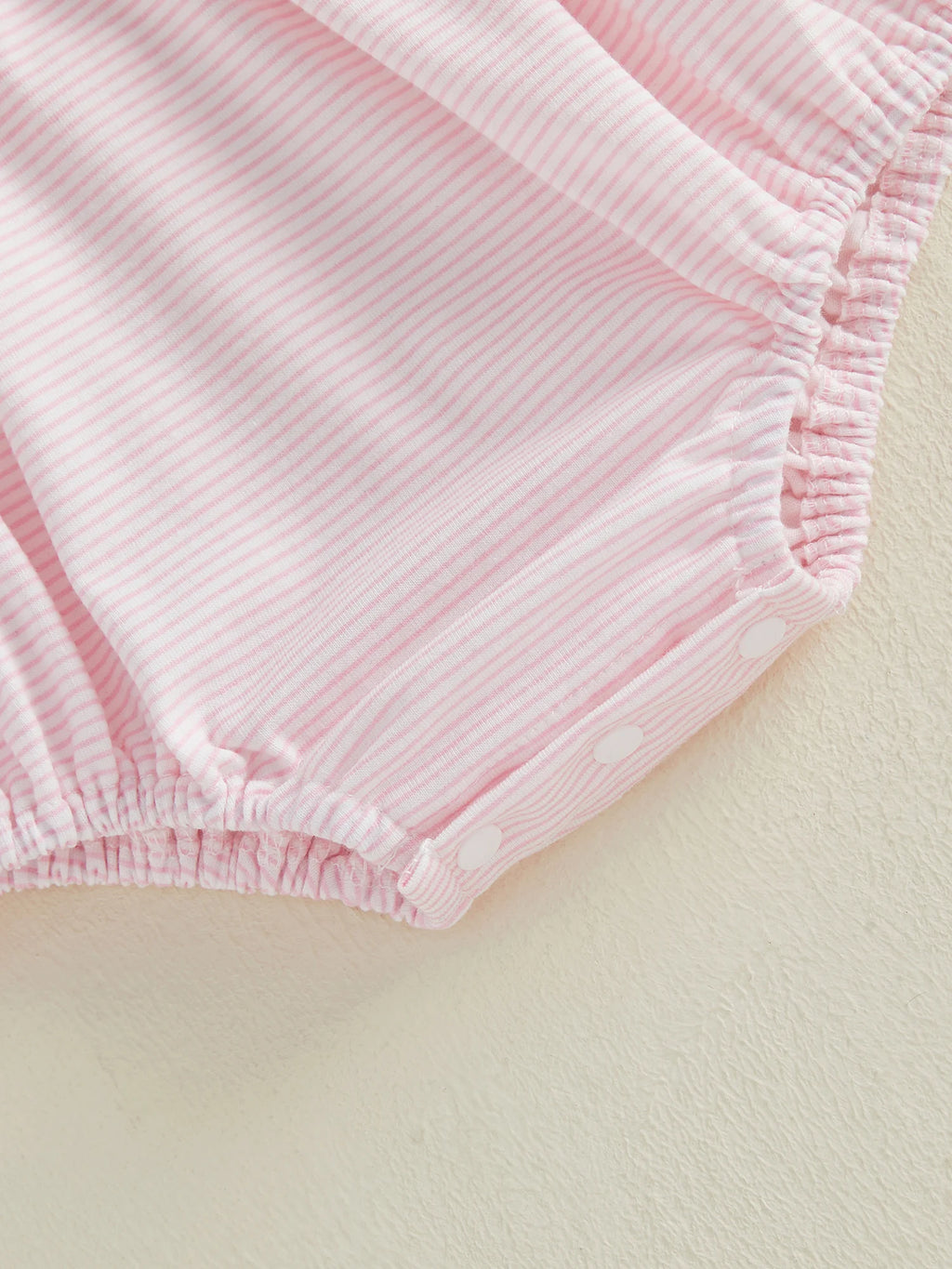 Mädchen Baby Oster-Outfit Strampler mit Hasen-Stickerei, Bubikragen und kurzen Puffärmeln, niedliche Osterkleidung