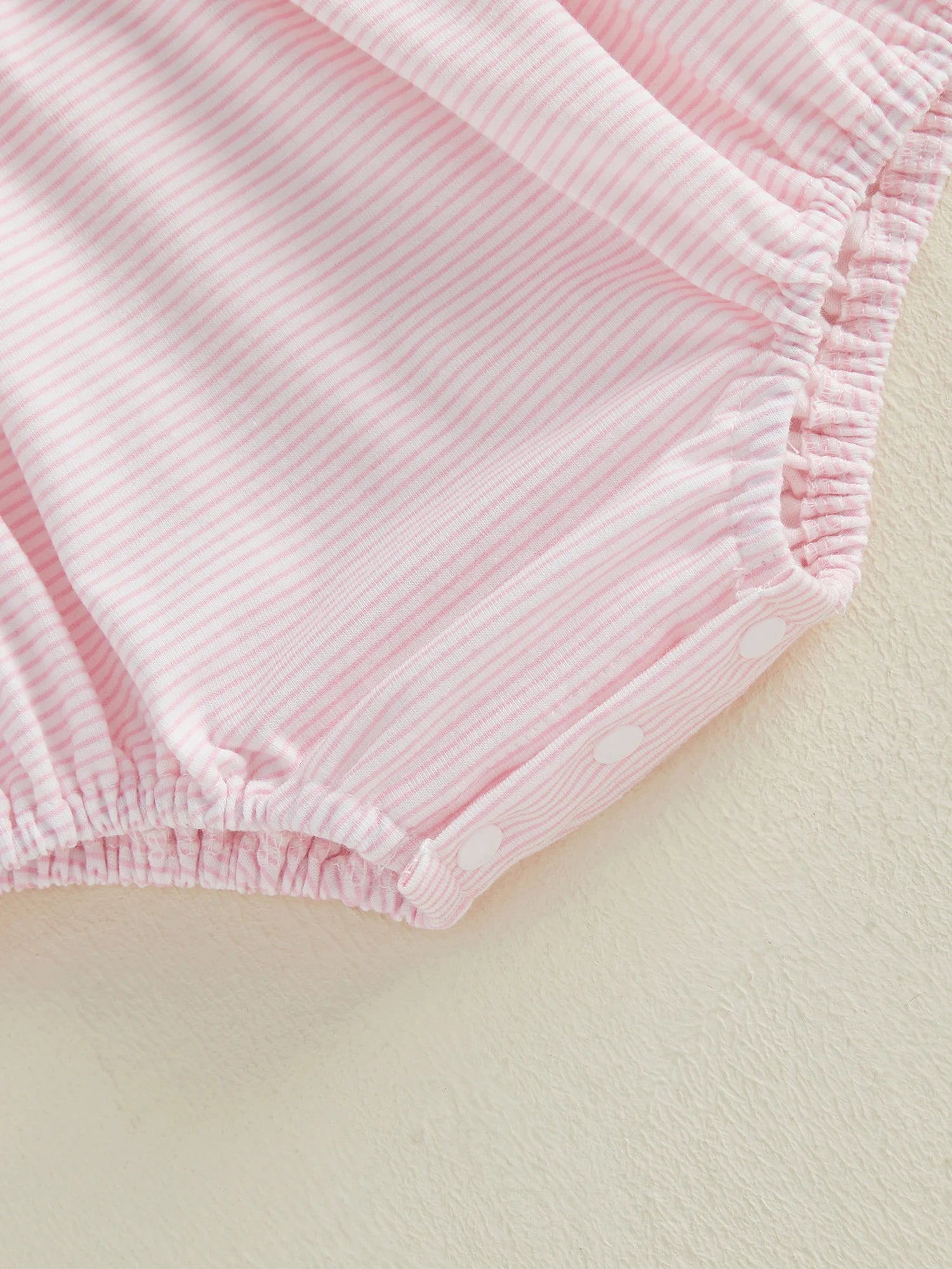Mädchen Baby Oster-Outfit Strampler mit Hasen-Stickerei, Bubikragen und kurzen Puffärmeln, niedliche Osterkleidung