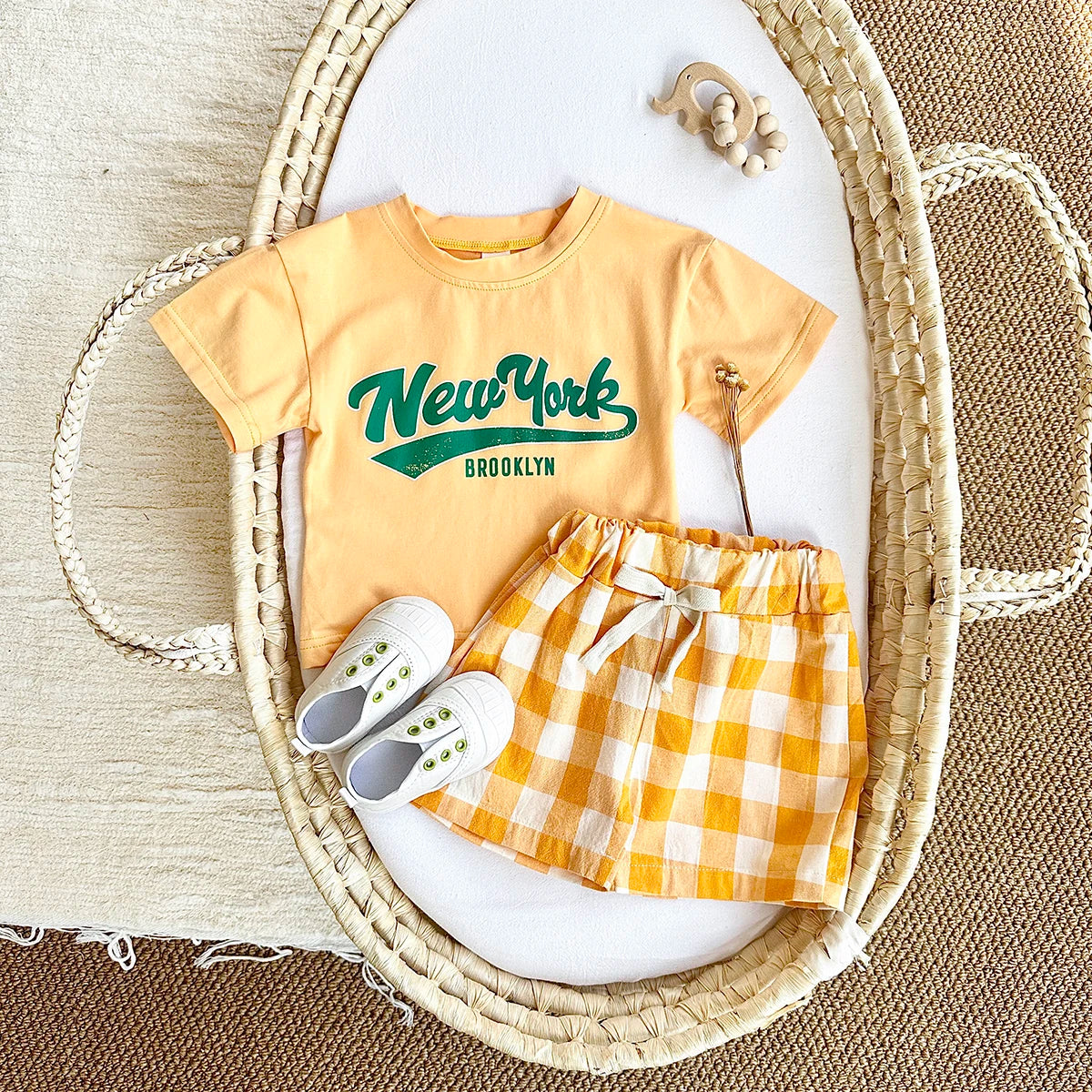 Neugeborene Babykleidung Set für Jungen und Mädchen, lässig, 2-teilig, mit Buchstaben bedrucktes Kurzarm-T-Shirt + karierte Shorts, Baby-Outfit 0-3 Jahre