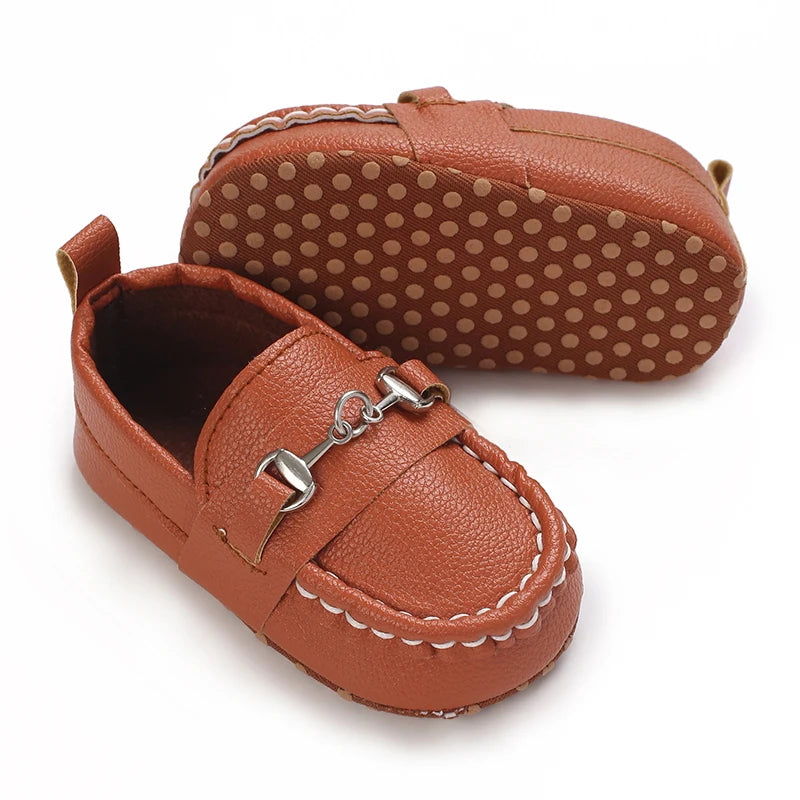 Zapatos de bebé primavera y otoño, suela blanda antideslizante, resistente al desgaste, a la moda, versátiles, para interior y exterior, tipo mocasín, parte superior de PU