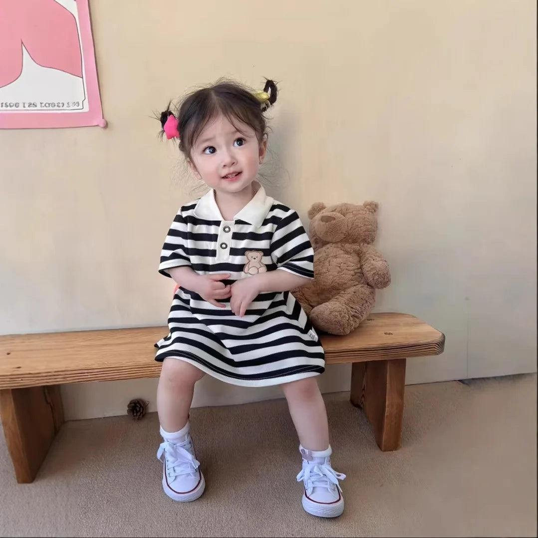 Vestido nuevo para niñas 2025, edición coreana de verano, a rayas con fresas y cuello de solapa, vestido casual para niñas de 1 a 10 años.