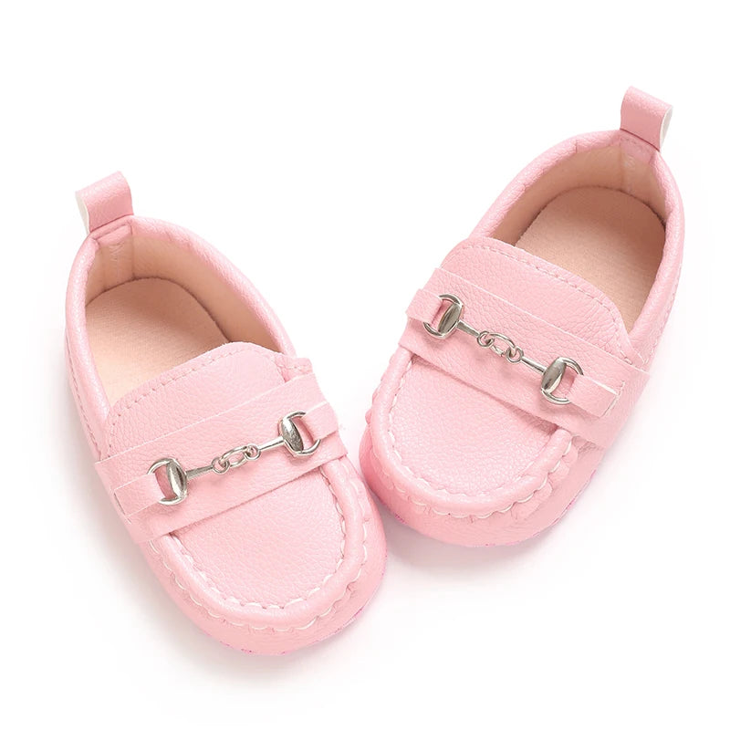 Zapatos de bebé primavera y otoño, suela blanda antideslizante, resistente al desgaste, a la moda, versátiles, para interior y exterior, tipo mocasín, parte superior de PU