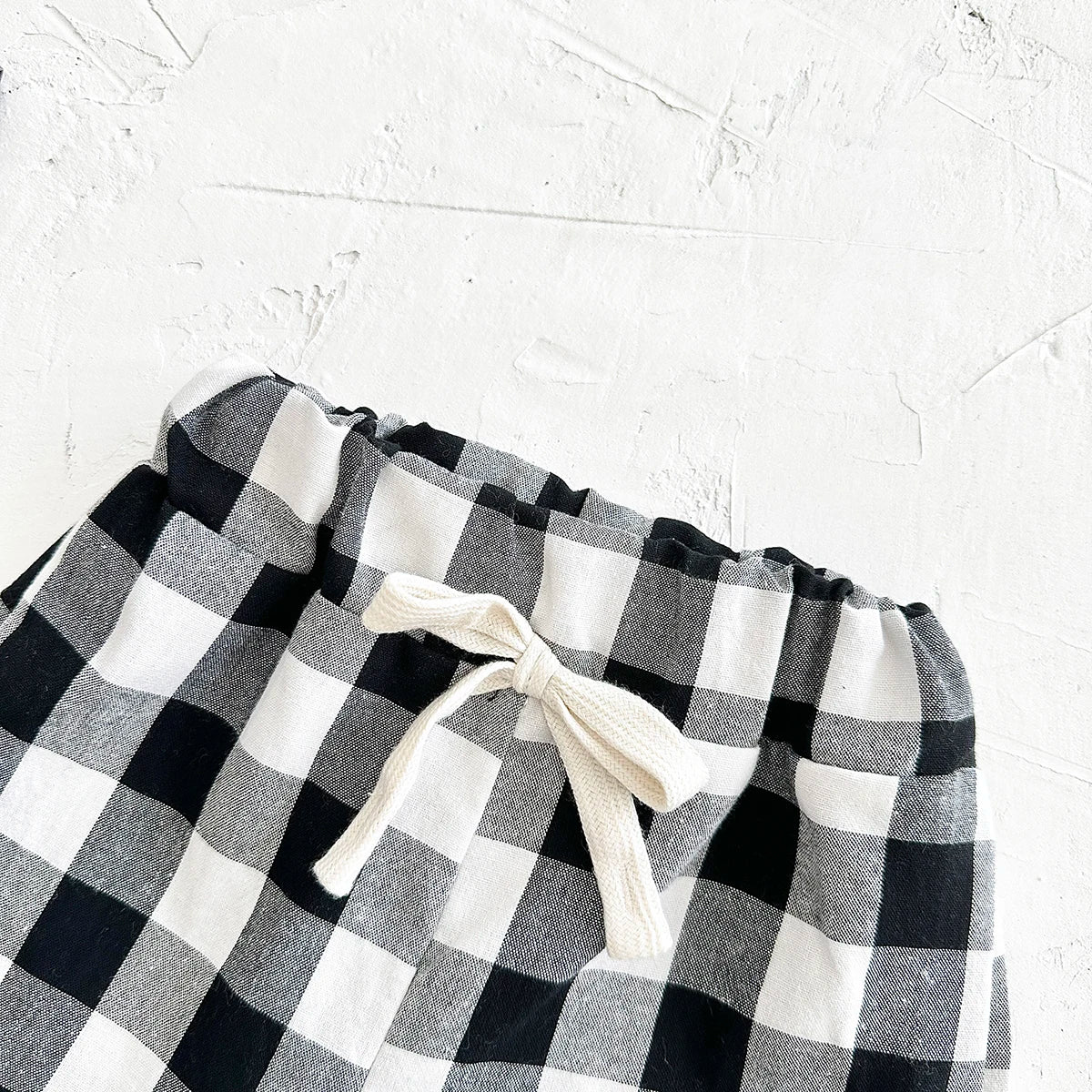 Neugeborene Babykleidung Set für Jungen und Mädchen, lässig, 2-teilig, mit Buchstaben bedrucktes Kurzarm-T-Shirt + karierte Shorts, Baby-Outfit 0-3 Jahre