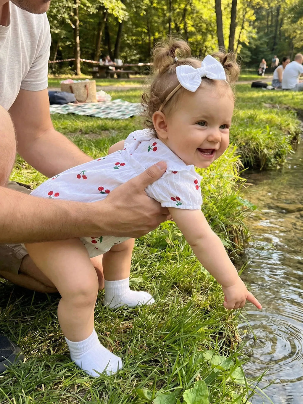 Neugeborene Baby Mädchen Sommer Bodysuit 2-teiliges Outfit Süßer Kirschdruck Rundhals Rüschen Kurzarm Strampler und Schleifen Haarband Set