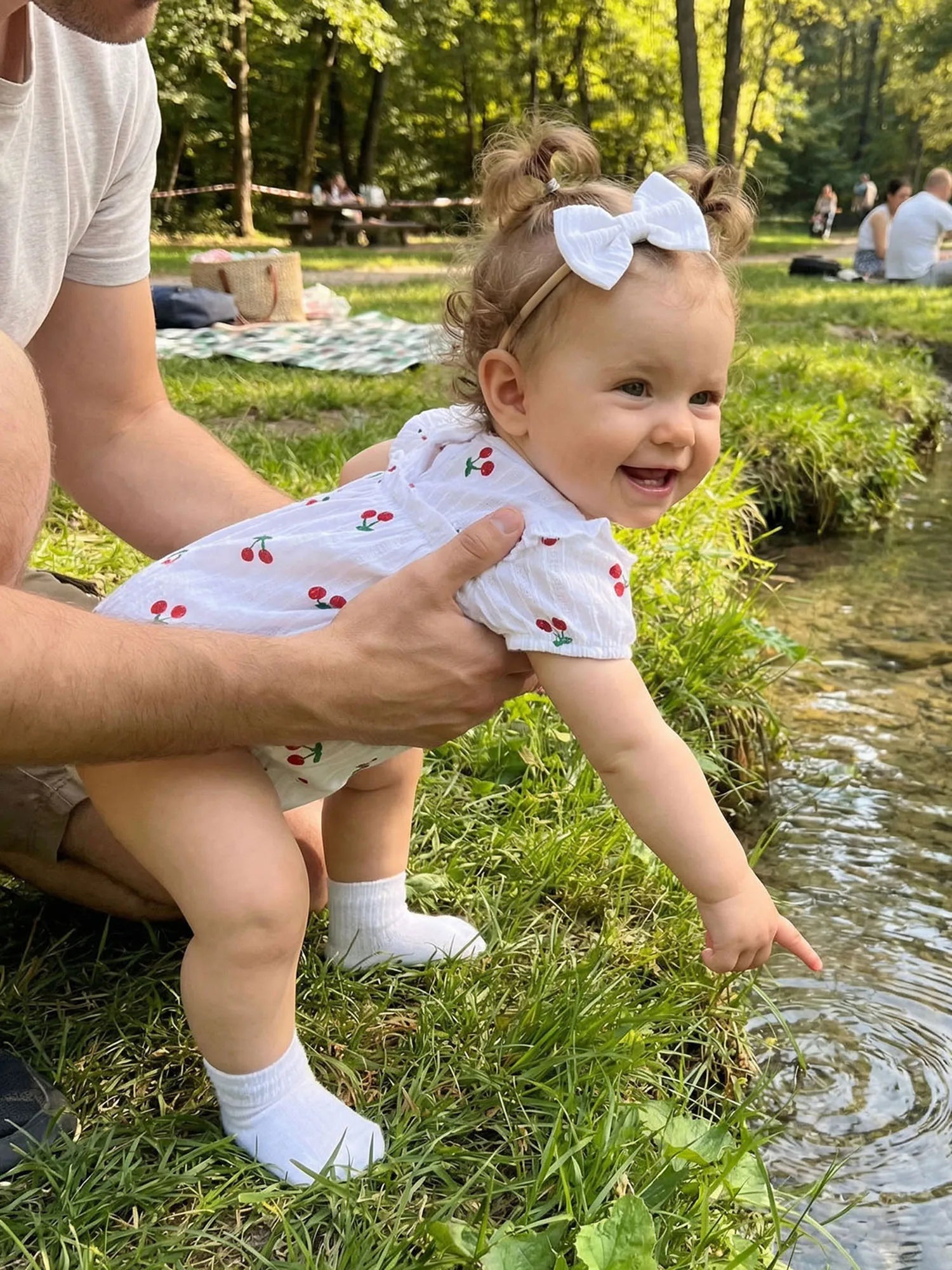 Neugeborene Baby Mädchen Sommer Bodysuit 2-teiliges Outfit Süßer Kirschdruck Rundhals Rüschen Kurzarm Strampler und Schleifen Haarband Set