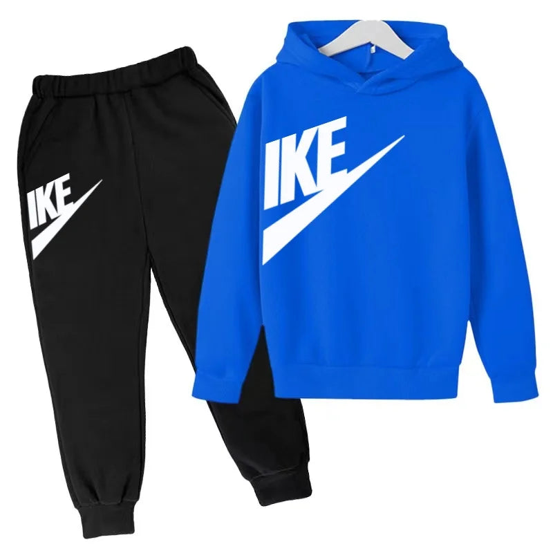 The Latest Autumn and Winter Clothing for Boys and Girls Aged 3 to 13,including Two Sets of Sportswear, Casual Trousers and Caps