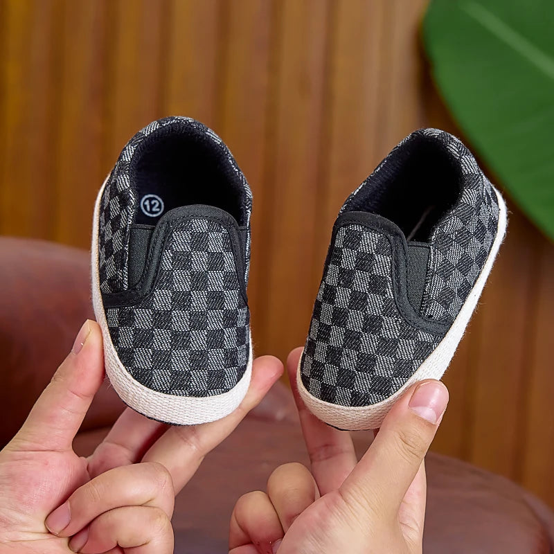 Spring, Autumn, and Summer Cloth Shoes for Babies Aged 0-1, Casual and Fashionable Slip-On Soft-Soled Shoes for Boys and Girls, Suitable for Both Indoor and Outdoor Use