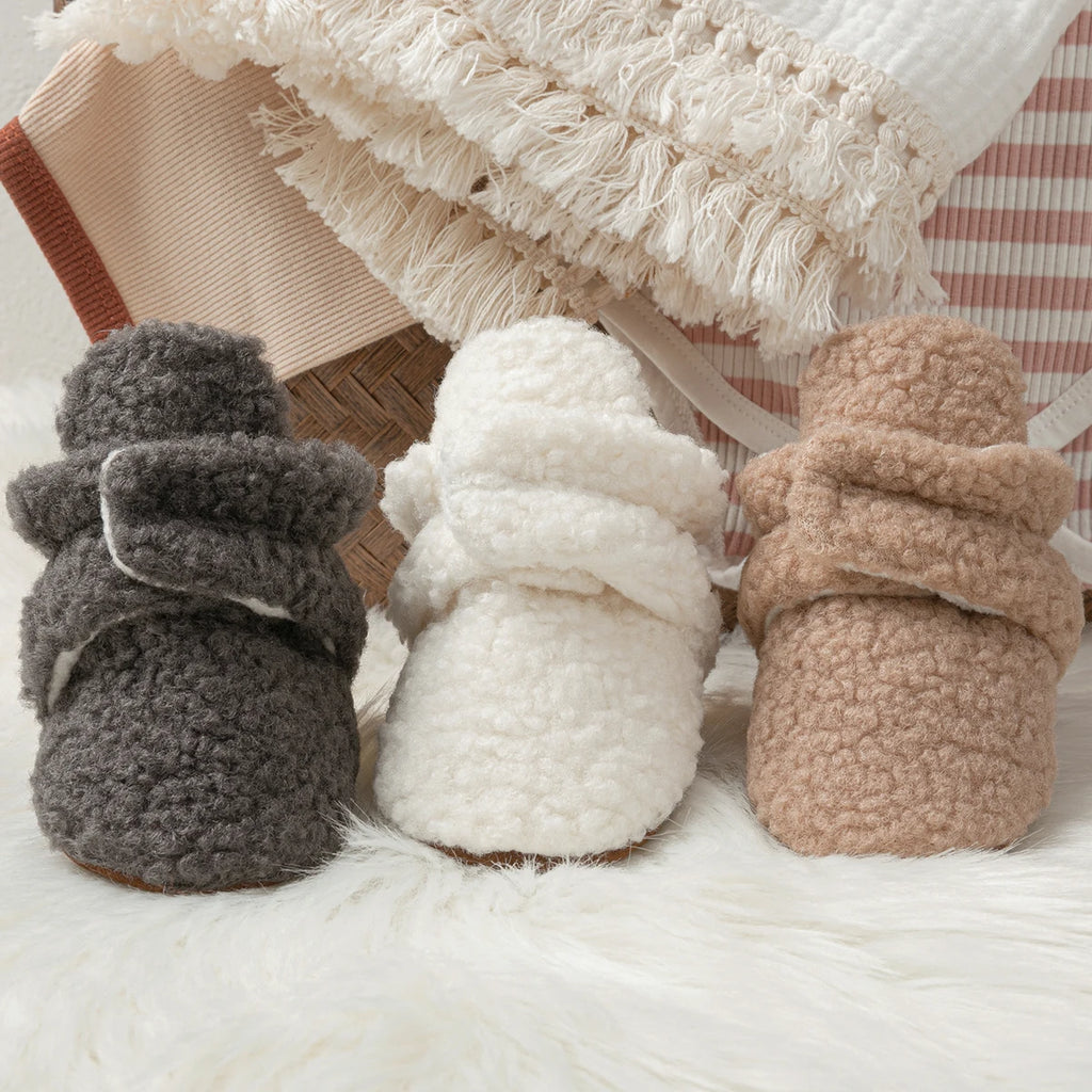 Meckior Botines de forro polar para bebé, zapatillas para bebé, niña y niño, antideslizantes, suela blanda, calcetines para bebé, primeros andadores de recién nacido, zapatos cálidos para cuna
