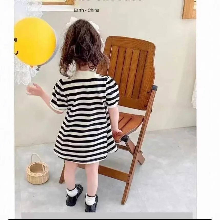 Vestido nuevo para niñas 2025, edición coreana de verano, a rayas con fresas y cuello de solapa, vestido casual para niñas de 1 a 10 años.