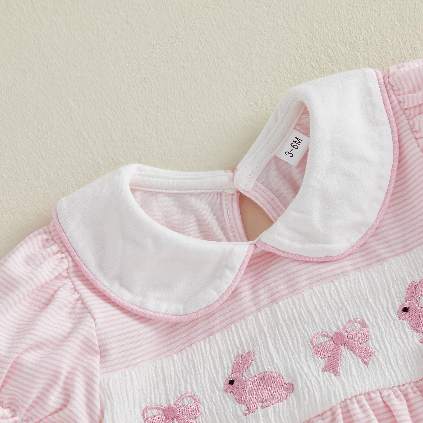Mädchen Baby Oster-Outfit Strampler mit Hasen-Stickerei, Bubikragen und kurzen Puffärmeln, niedliche Osterkleidung