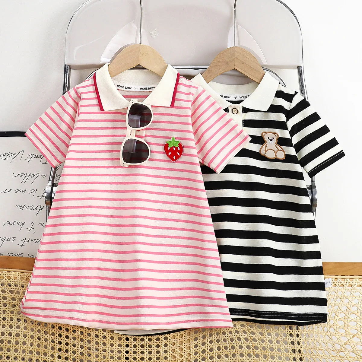 Vestido nuevo para niñas 2025, edición coreana de verano, a rayas con fresas y cuello de solapa, vestido casual para niñas de 1 a 10 años.