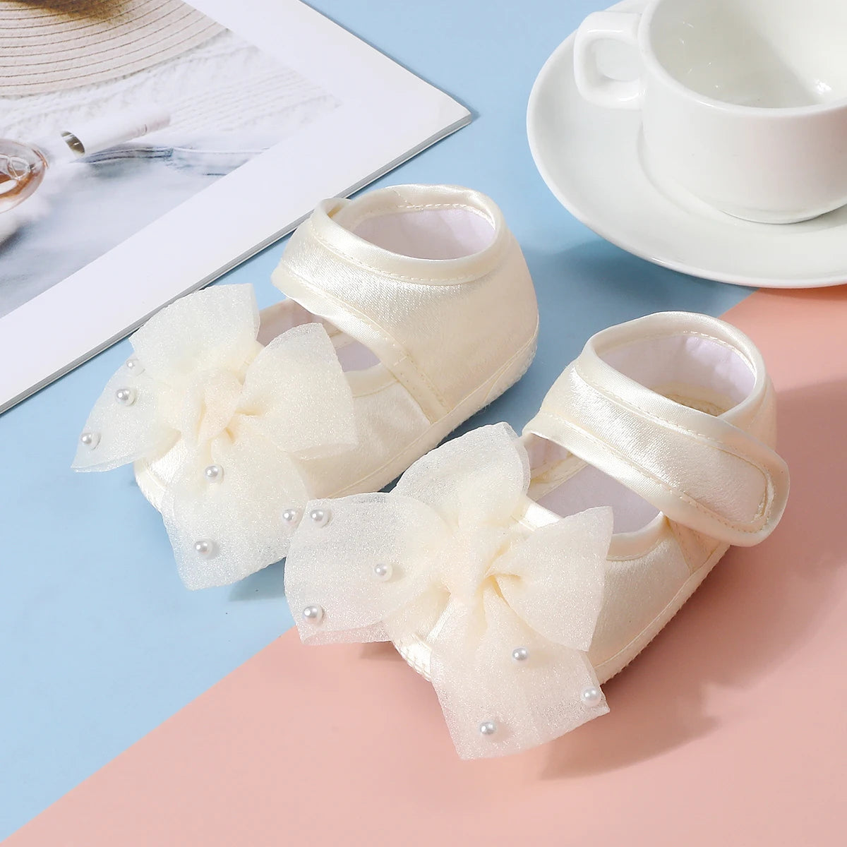 Baby non-slip learning walking shoes, cute bow design, soft flat shoes for infants, suitable for indoor parties and gatherings.