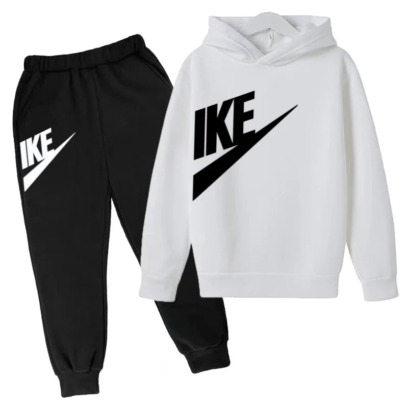 The Latest Autumn and Winter Clothing for Boys and Girls Aged 3 to 13,including Two Sets of Sportswear, Casual Trousers and Caps